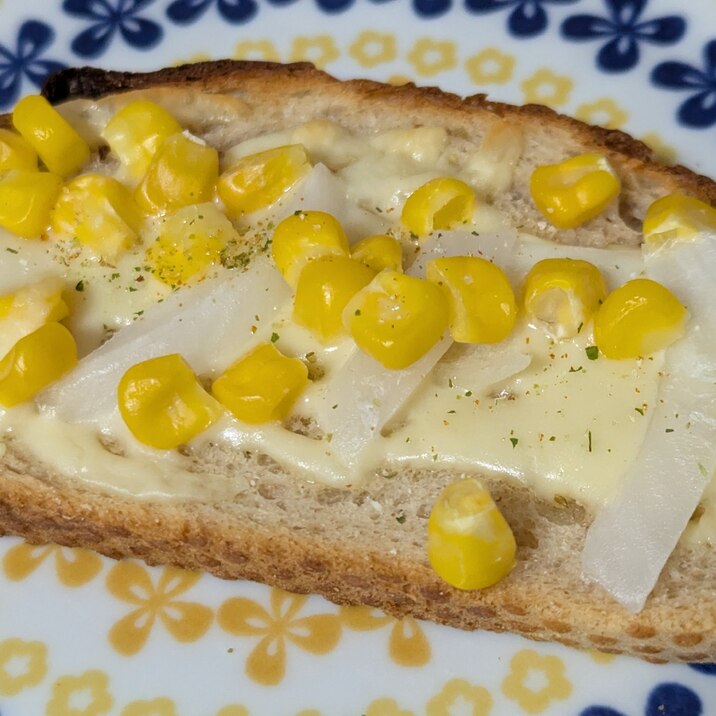 新たまねぎとコーンのチーズパン